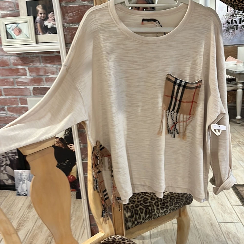 Designer inspired long sleeve baggy top great over leggings or jeans. - Picture 3 of 6
